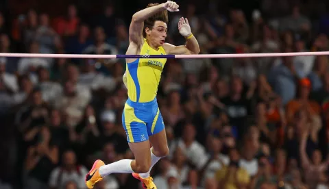 epaselect epa11528884 Armand Duplantis of Sweden clears the bar at 6.25m to set a new world record in the Men Pole Vault final of the Athletics competitions in the Paris 2024 Olympic Games, at the Stade de France stadium in Saint Denis, France, 05 August 2024. EPA/ANNA SZILAGYI