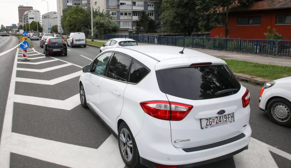 Zagreb, 06.08.2024. - Radovi na rekonstrukciji javne rasvjete na podvožnjaku ispod Savske ceste koji će od danas do ponedjeljka 19. kolovoza do 4:00 sata biti  zatvoren za sav promet. Za vrijeme izvođenja radova sav promet će se odvijati semaforiziranim raskrižjem Slavonska avenija - Savska cesta - Zagrebačka avenija, što izaziva poprilične gužve u prometu.foto HINA/ Admir BULJUBAŠIĆ/ abu