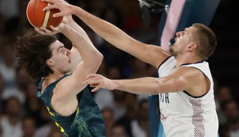 epa11530687 Josh Giddey of Australia (L) in action against Nikola Jokic of Serbia (R) during the Men quarterfinal match between Serbia and Australia of the Basketball competitions in the Paris 2024 Olympic Games, at the Bercy Arena in Paris, France, 06 August 2024. EPA/CAROLINE BREHMAN