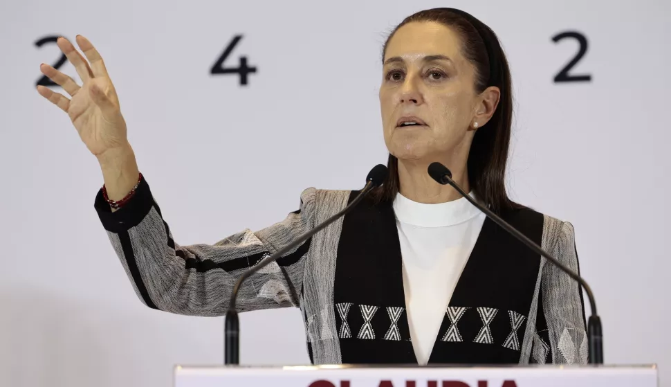 epa11529065 Claudia Sheinbaum, the elected president of Mexico, speaks during a press conference in Mexico City, Mexico, 05 August 2024. Sheinbaum highlighted the 'enormous strengths' of the country's economy in the face of the world market's 'Black Monday' and the record of job creation in Mexico compared to the unemployment rate in the United States. EPA/JOSE MENDEZ