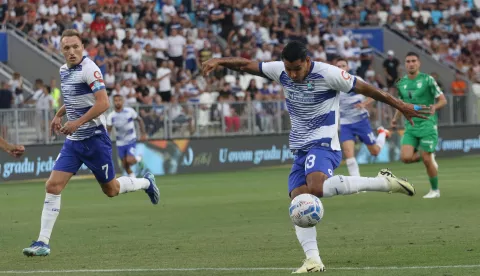 Osijek, 25. 07. 2'24, Opus Arena, Europska konferencijska liga, Drugo kolo kvalifikacija. Utakmica Osijek - FCI Levadia Tallinn. Vedran Jugović (7) i Ramon Mierez (13).snimio GOJKO MITIĆ