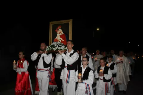 Marijansko svetište u Ilači - procesija noć uoči blagdana velike Gospe