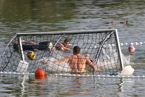 Osijek, 14. 07. 2024, Bajer, južno jezero, Jug 2. Ekipa s Juga 2, odlučila je odigrati prvu revijalnu vaterpolo utakmicu.. Planiraju da to postane jedan od ljetinih sadržaja na bajeru. U ekipi se nasao i osjecki boksac Luka Pratljacic....snimio GOJKO MITIĆ