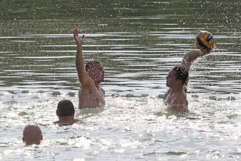 Osijek, 14. 07. 2024, Bajer, južno jezero, Jug 2. Ekipa s Juga 2, odlučila je odigrati prvu revijalnu vaterpolo utakmicu.. Planiraju da to postane jedan od ljetinih sadržaja na bajeru. U ekipi se nasao i osjecki boksac Luka Pratljacic....snimio GOJKO MITIĆ