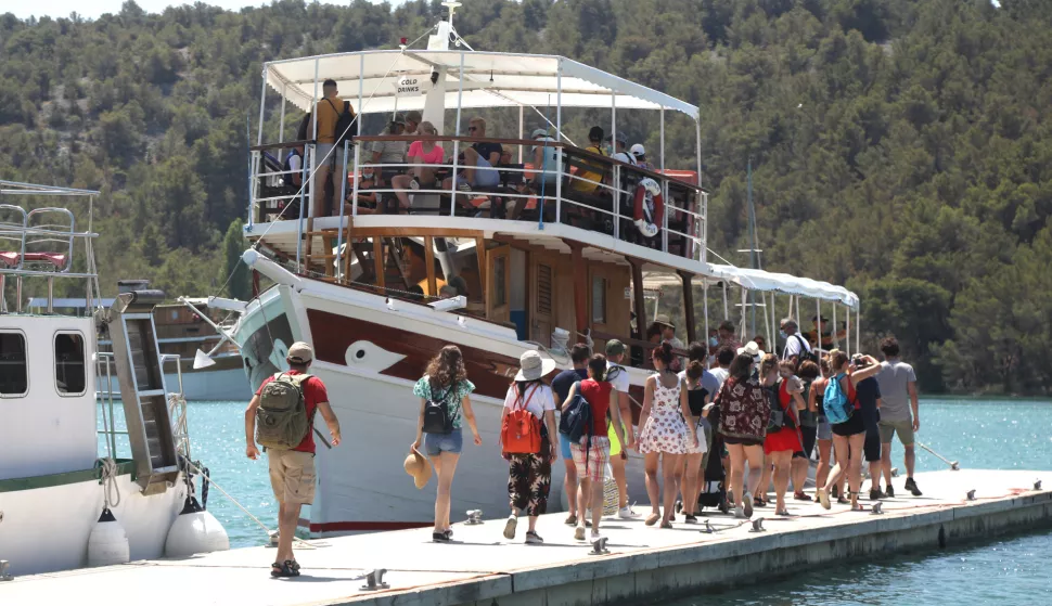 12.07.2021.,Skradin-Skradin je opet pun turista.Najatraktivnjia destinacija je nacionalni park Krka, a turisti u redovima cekaju brod koji ce ih odvesti da vide i osjete cari cuvenih Slapova Krke.rPhoto: Dusko Jaramaz/PIXSELL