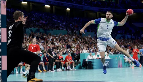 epa11534878 Blaz Janc of Slovenia in action against goalkepeer goalkeeper Kristian Saeveraas of Norway during the quarter - final game between Norway and Slovenia of the Handball competitions in the Paris 2024 Olympic Games, at the Pierre Mauroy Stadium in Villeneuve-d'Ascq, France, 07 August, 2024. EPA/ALEX PLAVEVSKI