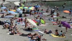 28.07.2020., Split - Turisti i gradjani na razne se nacine pokusavaju osvjeziti zbog velikih vrucina. Photo: Ivo Cagalj/PIXSELL