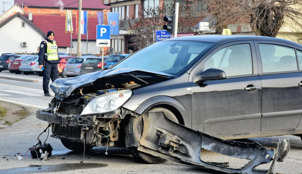 crna...nustar...19.12.2022.kamion natovaren drvima za ogrijev proletio kroz krizanje u samom sredistu nustra i "pokupio" dva oa te su jos dva nesto bolje prosla; foto Gordan Panić