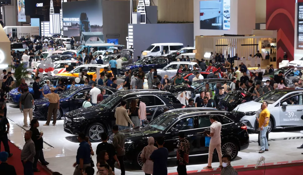 epa11492281 Visitors browse new cars during Gaikindo Indonesia International Auto Show 2024 in Tangerang, Indonesia, 23 July 2024. Based on data from the Association of Indonesian Automotive Industries (Gaikindo), wholesale sales (factory to dealer) of national cars fell 21% year on year (YoY) to 334,969 units in January-May 2024, however, Gaikindo continues to maintain its national car sales target at the level 1.1 million units in 2024 even though the automotive market is slowing. EPA/ADI WEDA