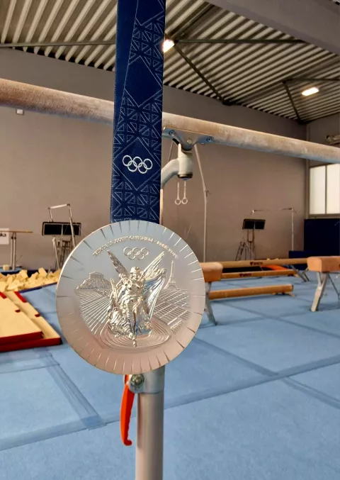 Srebrna olimpijska medalja stoji pored i tijekom treninga