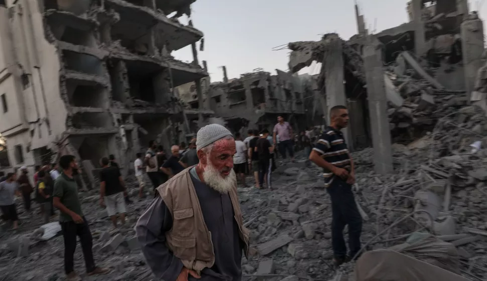 epa11532001 Palestinians inspect damaged houses following an Israeli air strike in the west of Deir Al Balah town, Gaza Strip, 06 August 2024. More than 39,500 Palestinians and over 1,400 Israelis have been killed, according to the Palestinian Health Ministry and the Israel Defense Forces (IDF), since Hamas militants launched an attack against Israel from the Gaza Strip on 07 October 2023, and the Israeli operations in Gaza and the West Bank which followed it. EPA/MOHAMMED SABER