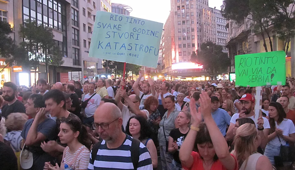  Beograd, 10.08.2024 - Deseci tisu?a ljudi prosvjeduju u subotu nave?er u sredi?tu Beograda protiv rudarenja litija na poziv ekolo?kih udruga i pokreta zahtjevaju?i od vlade da usvoji Zakon o trajnoj zabrani geolo?kih istra?ivanja i eksploatacije litija i bora u Srbiji. foto HINA/ Velimir ILI?/ ik         