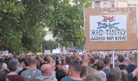  Beograd, 10.08.2024 - Deseci tisu?a ljudi prosvjeduju u subotu nave?er u sredi?tu Beograda protiv rudarenja litija na poziv ekolo?kih udruga i pokreta zahtjevaju?i od vlade da usvoji Zakon o trajnoj zabrani geolo?kih istra?ivanja i eksploatacije litija i bora u Srbiji. foto HINA/ Velimir ILI?/ ik          