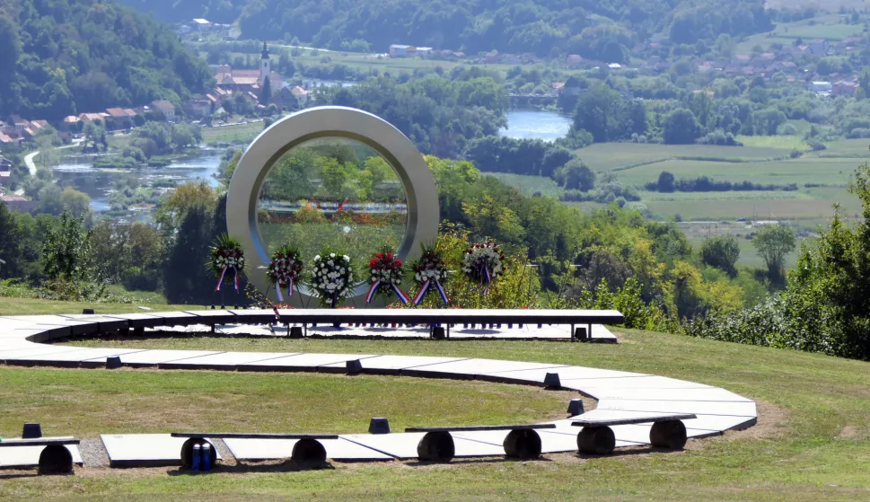 Hrvatska Kostajnica, 10.08.2024 - Obilje?avanje 33. godi?njice pogibije legendarnoga hrvatskog snimatelja Gordana Lederera kod spomen-obilje?ja "Slomljeni pejza?" na brdu ?ukuru. foto HINA/ Nikola BLA?EKOVI?/ ik