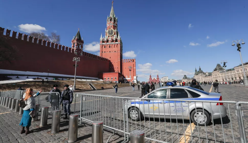 epa11246596 Police officers guard the Red Square amid tighten security measures in the wake of a terrorist attack at the Crocus City Hall concert venue, in Moscow, Russia, 27 March 2024. At least 139 people were killed and more than 180 hospitalized after a group of gunmen attacked the concert hall in the Moscow region on 22 March evening, Russian officials said. Eleven suspects, including all four gunmen directly involved in the terrorist attack, have been detained, according to Russian authorities. EPA/YURI KOCHETKOV