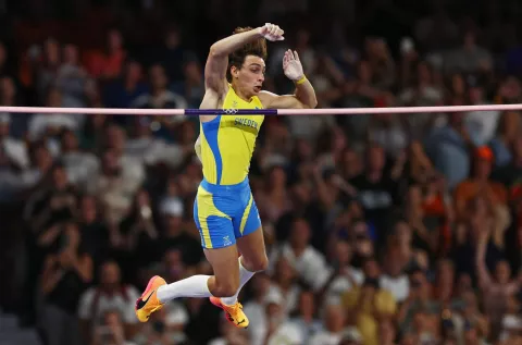 epaselect epa11528884 Armand Duplantis of Sweden clears the bar at 6.25m to set a new world record in the Men Pole Vault final of the Athletics competitions in the Paris 2024 Olympic Games, at the Stade de France stadium in Saint Denis, France, 05 August 2024. EPA/ANNA SZILAGYI