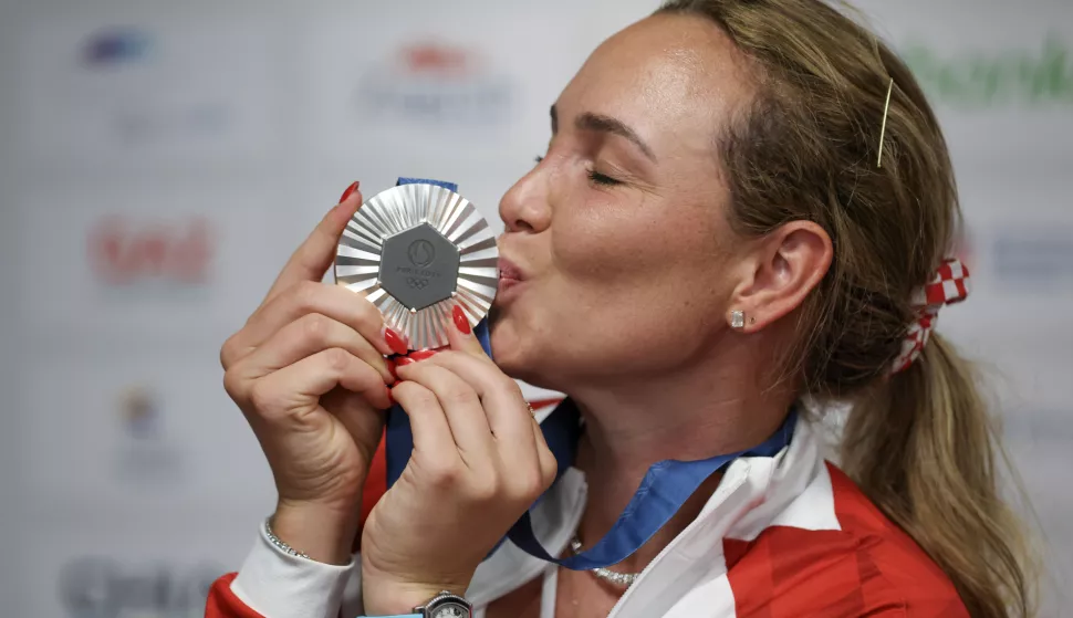 Pariz, 03.08.2024 - Doček Done Vekić u Hrvatkoj kući u Parizu nakon što je u finalu teniskog turnira na Olimpijskim igrama Pariz 2024 osvojila srebrnu medalju. Na slici foto HINA/ Damir SENČAR/ ds