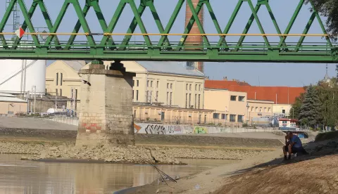 Osijek, 22. 07. 2022, Drava, kupalise Zeljo. U ranim prijepodnevnim satima dok nema kupaca ribici koriste tisinu za ribolov. snimio GOJKO MITIĆ