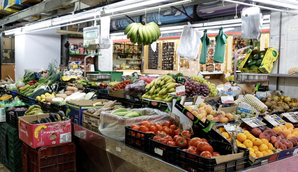 epa11547920 A fruit and vegetable stand is pictured at a market in Madrid, Spain, 13 August 2024. The consumer price index (CPI) in Spain eased to 2.8 percent year-on-year in July 2024, six-tenths less than the previous month, due to lower electricity prices, while food inflation fell 1.1 points to 3.1 percent, the lowest rate in almost three years, according to the National Statistics Institute (INE). EPA/J.P.GANDUL