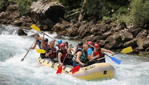 Vukovarski vodič Siniša Đurić sa skupinom Osječana na raftingu na Tari (BiH)