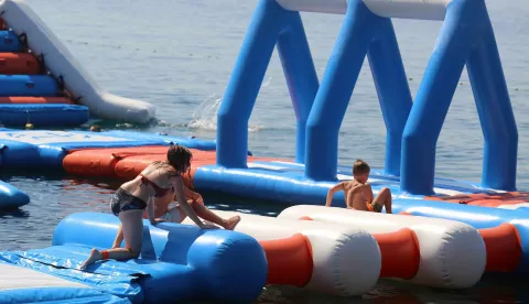 Rijeka, 27.07.2024.- Spas od vrućina Riječani su pronašli na plaži Ploče na Kantridi. foto HINA/ Miljenko KLEPAC/ tm