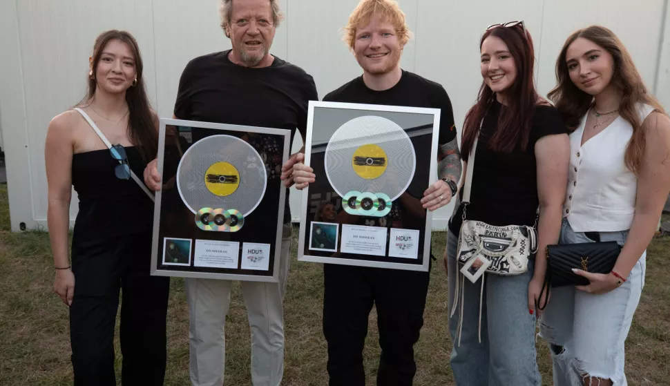 Ed Sheeran i predstavnici diskografske kuće Dancing Bear Talia Varga, Silvije Varga, Alanis Varga i Maja AndrićFoto: Mark Surridge