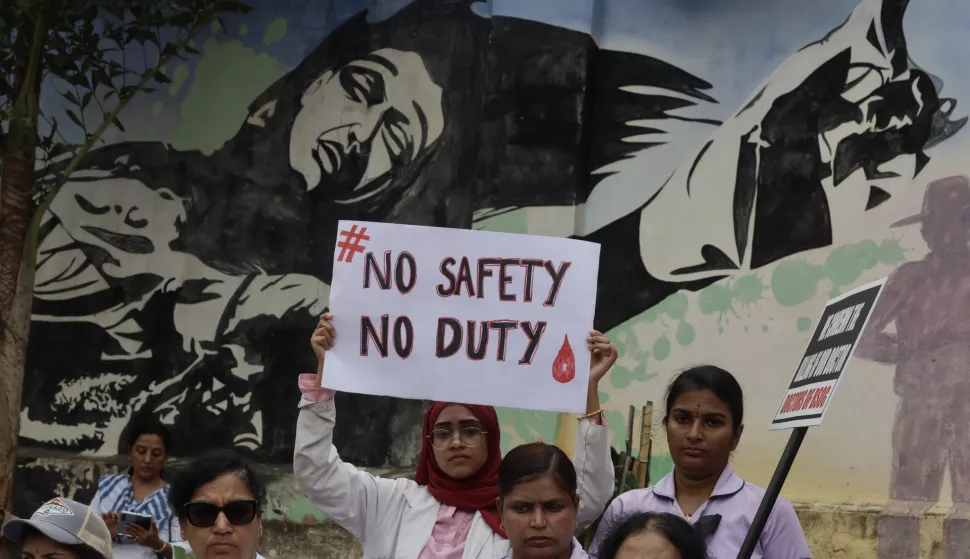 epa11552501 Doctors and medical professionals attend a protest over alleged rape and murder incident at RG Kar medical college in Kolkata, held at Victoria hospital in Bangalore, India, 17 August 2024. A postgraduate student was found dead at a seminar hall of the hospital on 09 August 2024, sparking state-wide protests and strikes by medical students and doctors. India's SUCI party called a twelve-hour general strike as a part of the protests. Kolkata's High Court on 13 August ruled that the probe into the rape and murder of a doctor during her working hours at RG Kar medical college must be transferred to the Central Bureau of Investigation (CBI). EPA/JAGADEESH NV