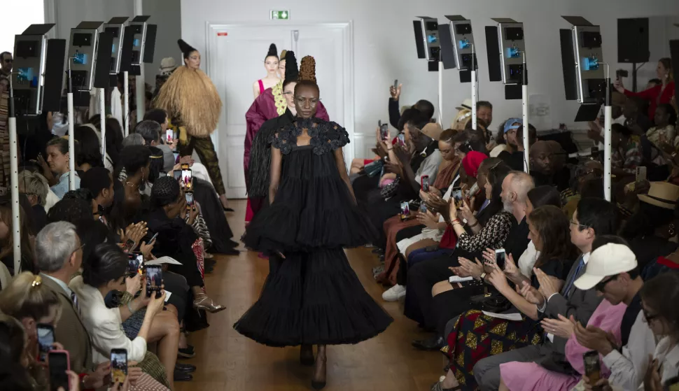 Un mannequin/modèle pendant le défilé de mode Ayissi Haute-Couture automne-hiver 2024/2025 lors de la Fashion Week de Paris, France, le 25 juin 2024. A model walks the runway during the Ayissi Haute Couture Fall/Winter 2024-2025 show as part of Paris Fashion Week on June 25, 2024 in Paris, France Photo: AGENCE/BESTIMAGE/BESTIMAGE