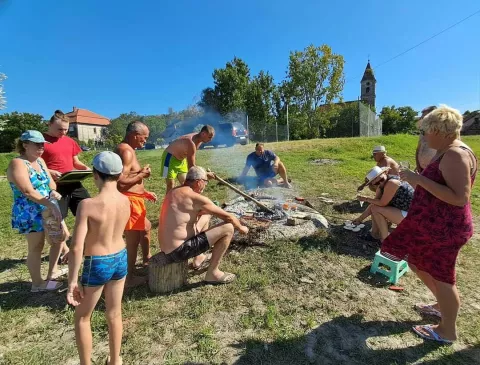 Šarengradsko "dunavsko Zrće" - dnevno i 100-tinjak kupača, a redovno se na plaži kuha čobanac, fiš, peče slanina....