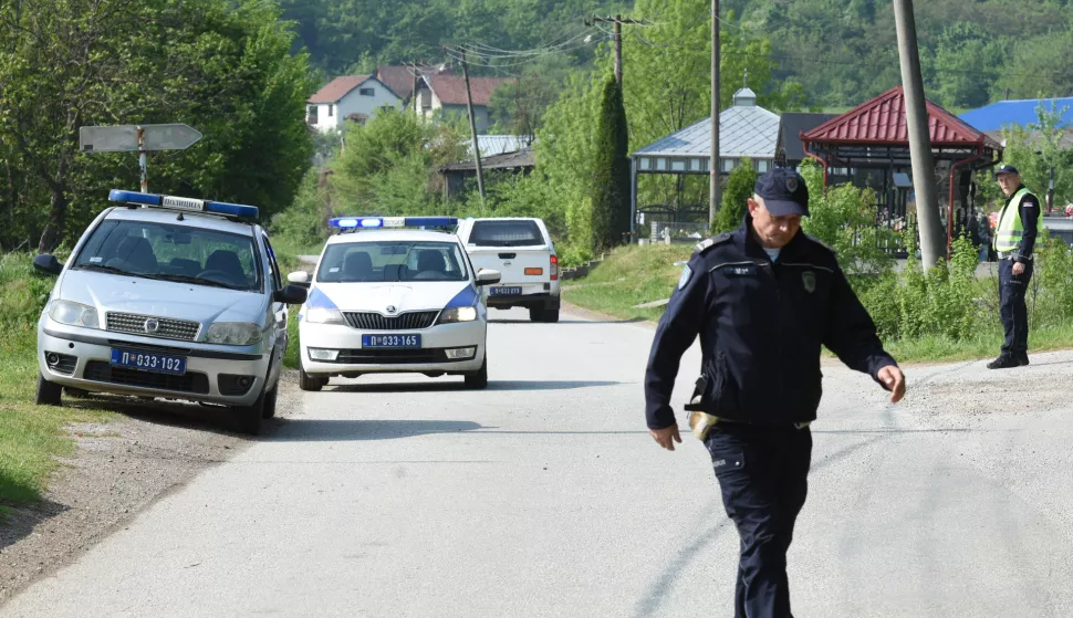 Kragujevac, 05.05.2023. - Pripadnici Ministarstva unutrašnjih poslova Srbije nakon opsežne potrage uhitili su U. B. (2002) u okolini Kragujevca. Kako je saopćio MUP Srbije, on se sumnjiči da je noćas vatrenim oružjem usmrtio osmero ljudi i ranio 14. Na fotografiji policija u Selu Vinjište gdje je uhvaćen Uroš B., osumnjičen za ubojstvo osmero ljudi. foto HINA/ TANJUG/ NEBOJŠA RAUS/ bg/ ml