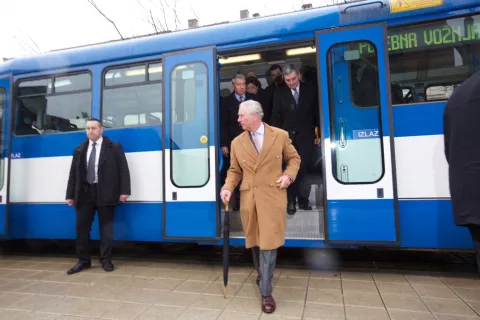 15.03.2016., Osijek - Posjet princa od Walesa i vojvotkinje od Cornwalla Osijeku. r"nPosjet je zapoceo na Trgu sv. Trojstva u Tvrdji gdje su princa od Walesa i vojvotkinju od Cornwalla docekali gradonacelnik Osijeka Ivica Vrkic i zupan osjecko-baranjski Vladimr Sisljagic. Do konkatedrale povezli su se osjeckim tramvajem. r"nPhoto: Vlado Kos/Cropix/POOL/PIXSELL