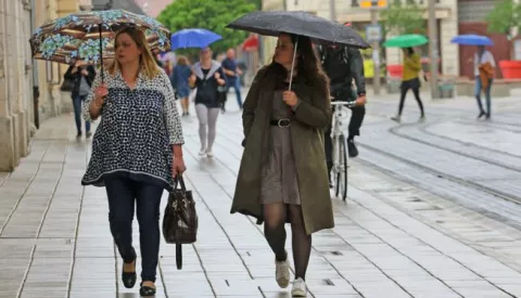 OSIJEK, 14. 05. 2020, KAPUCINSKA ULICA, KISA, PROLJETNI PLJUSAK, SLOBODNJAK. KORONA VIRUS, COVID-19..snimio GOJKO MITIC