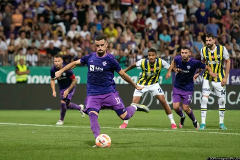 Arnel Jakupovic of Maribor shoots a penalty during the UEFA Europa Conference League 3rd qualifying round second leg match between Maribor and Fenerbahce at Ljudski Vrt Stadium. Final score; Maribor 0:3 Fenerbahce. (Photo by Milos Vujinovic/SOPA Images/Sipa USA) Photo: SOPA Images/SIPA USA