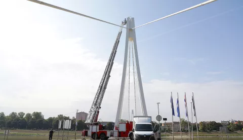 Osijek, 20. 08. 2024., Pješački most, rasvjeta, nova rasvjeta, radoviSNIMIO BRUNO JOBST