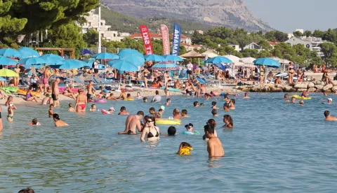 Makarska, 07.08.2024 - Turisti i kupa?i na makarskim pla?ama. foto HINA/ Jure DIVI?/ ik