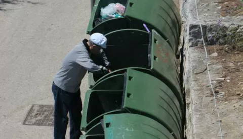 22.05.2016., Split - Losa gospodarska situacija tjera mnoge gradjane da pokusaju prezivjeti iz dana u dan skupljajuci plasticnu ambalazu za koju jos uvijek dobijaju naknadu. Photo: Ivo Cagalj/PIXSELL