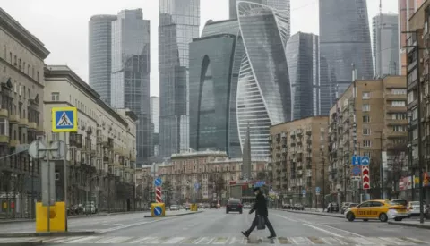 epa08362434 A man wearing protective mask walks across a street in downtown of Moscow, Russia, 14 April 2020. Russian President Vladimir Putin extended the current nationwide lockdown with stay-at-home orders until the end of April in a bid to slow down the spread of the pandemic COVID-19 disease caused by the SARS-CoV-2 coronavirus. EPA/SERGEI ILNITSKY