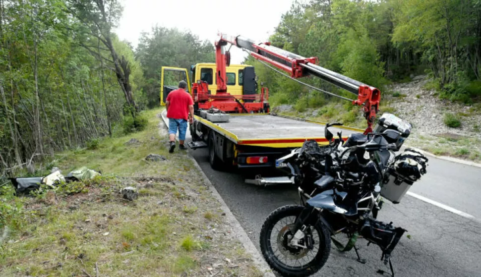 Dvoje mrtvih u slijetanju motocikla s ceste kod Klane