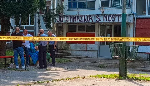 21.08.2024., Sanski Most, Bosna i Hercegovina - Policija ispred skole gdje je jutros ubijeno troje ljudi. Trenutno se jednoj osobi bore za zivot. Photo: Zlatko Cekic/PIXSELL