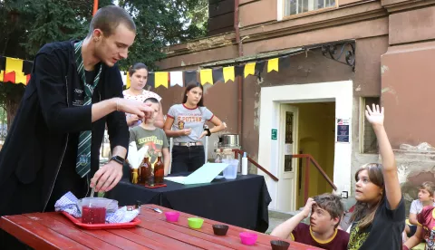 Osijek, 25.08.2020. - GISKO, dvorište - Tjedan Harryja Pottera - Mala škola čaranja - izrada čarobnog sapuna koji pranjem uništava sve viruse.koronavirus; COVID-19FOTO: Željko Šepić