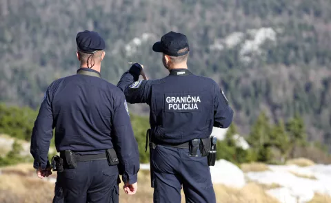 eljava, 25.10.2019 - Predsjednik Vlade Andrej Plenković, potpredsjednik Vlade i ministar unutarnjih poslova Davor Boinović i glavni ravnatelj policije Nikola Milina helikopterom su obili granicu s BiH kod aerodroma eljava i posjetili pripadnike policije koji rade na osiguranju granice i migracijskog pravca iz BiH. Na slici pripadnici hrvatske policije nadgledaju granicu i migracijsku rutu sa vrha Pljeivice.foto HINA/ Damir SENČAR/ ds