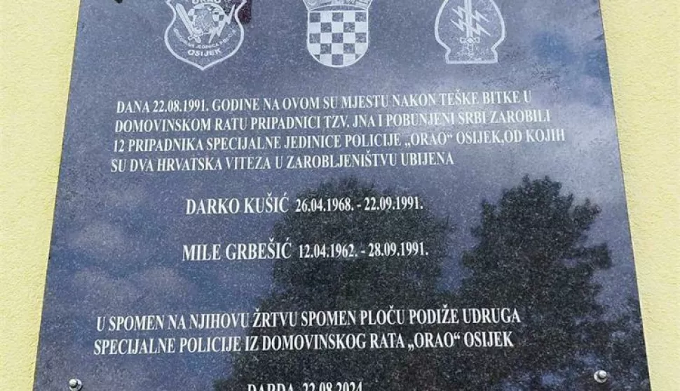 22. kolovoza. Spomen ploča pripadnicima osječke specijalne policije "Orao" Darku Kušiću i Mili Grbešiću u Dardi