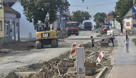 ĐAKOVOU dijelovima triju đakovačkih ulica - Ante Starčevića te susjednih joj Joze Ivakića i Pašinom prolazu - u tijeku su radovi na njihovoj rekonstrukciji. 21. kolovoza 2024.