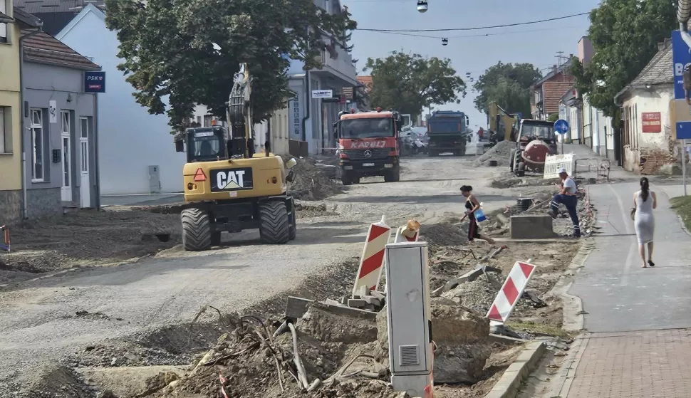 ĐAKOVOU dijelovima triju đakovačkih ulica - Ante Starčevića te susjednih joj Joze Ivakića i Pašinom prolazu - u tijeku su radovi na njihovoj rekonstrukciji. 21. kolovoza 2024.