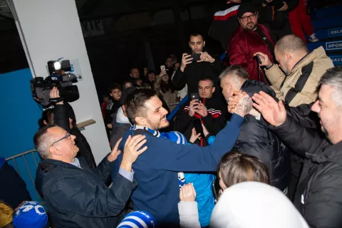 OSIJEK- 15.02.2022., stadion Gradski Vrt, Kristijan Lovrić je novi igrač NK Osijeka, navijači mu priredili nezaboravan doček.Foto: Andrea Ilakovac