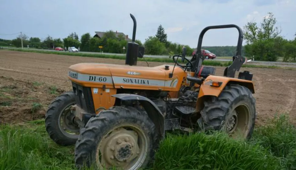 02.05.2018., Vrbovec, Haganj - Na drzavnoj prometnici u mjestu Haganj u popodnevnim satima dogodila se neobicna prometna nesreca u kojoj je vozac traktora izgubio nadzor jer mu je na traktoru otpao prednji uteg, na koji je naletio prednjim kotacima, uslijed cega je izgubio nadzor i sletio na oranicu uz prometnicu, a traktor je zavrsio 50-ak metara od prometnice. Nezgoda se dogodila na teritorijalnoj granici Koprivnicko-krizevacke i zagrebacke zupanije, pa je stoga traktorist zbog ozljeda prevezen u koprivnicku bolnicu, dok ce ocevid obavljati zagrebacka policija. Photo: Damir Spehar/PIXSELL