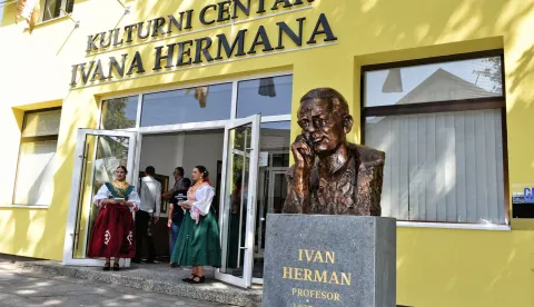 slavonija...zupanja...23.08.2024.kulturni centar ivana hermana; povodom dana grada odrzana svecana sjednica gradskog vijeca i dodjela javnih priznanja zasluznima;foto Gordan Panić