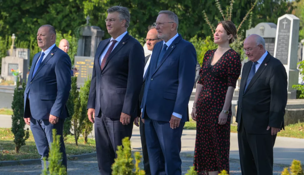 zagreb, 23.08.2024. - Premijer Andrej Plenković u povodu Europskog dana sjećanja na žrtve svih totalitarnih i autoritarnih režima, s izaslanstvom Vlade RH u petak je odao počast na Gradskom groblju Mirogoj u Zagrebu žrtvama svih totalitarnih i autoritarnih režima i nedemokratskih ideologija. Na fotografiji Tomo Medved, Andrej Plenković, Davor Božinović. foto HINA/ Vlada RH/ tm