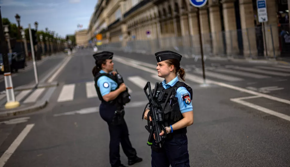 epa11495643 Police officers stand guard on closed street Place de la Concorde prior to opening ceremony of the Paris 2024 Olympic Games, in Paris, France, 25 July 2024. The opening ceremony of the Paris 2024 Olympic Games will begin on 26 July with a nautical parade on the Seine river and end on the protocol stage in front of the Eiffel Tower. EPA/MARTIN DIVISEK