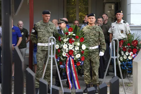 Osijek, 24. 08. 2024., Campus, Vojna policija, polaganje vijenaca, vijenci, spomen na poginule članove Vojne policijeSNIMIO BRUNO JOBST